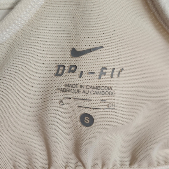 Nike built-in-bra tank - Picture 3 of 8